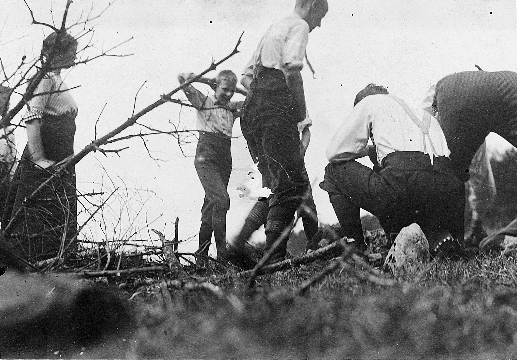 Wandervogel-Ortsgruppe Aarau-Kantonsschule beim Herdbau im Jura (um 1914)