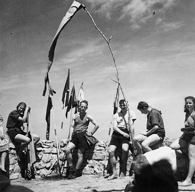 Wandervogel-Landsgemeinde bei der Farnsburg in Ormalingen - Kleingruppe Wandervögel mit Fahnen (1945)