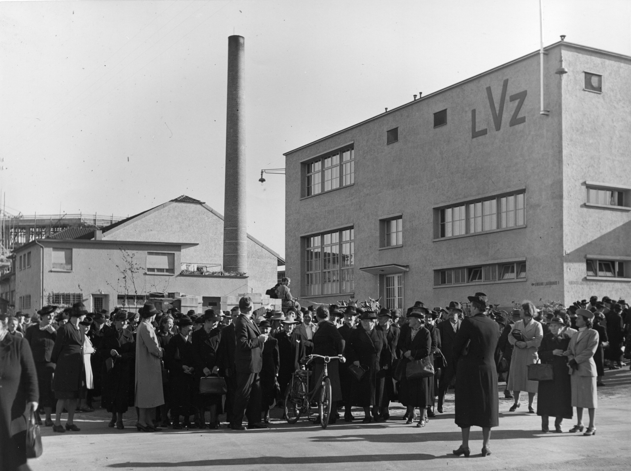 Leute vor einem Gebäude des Lebensmittelvereins Zürich an der Turbinenstrasse