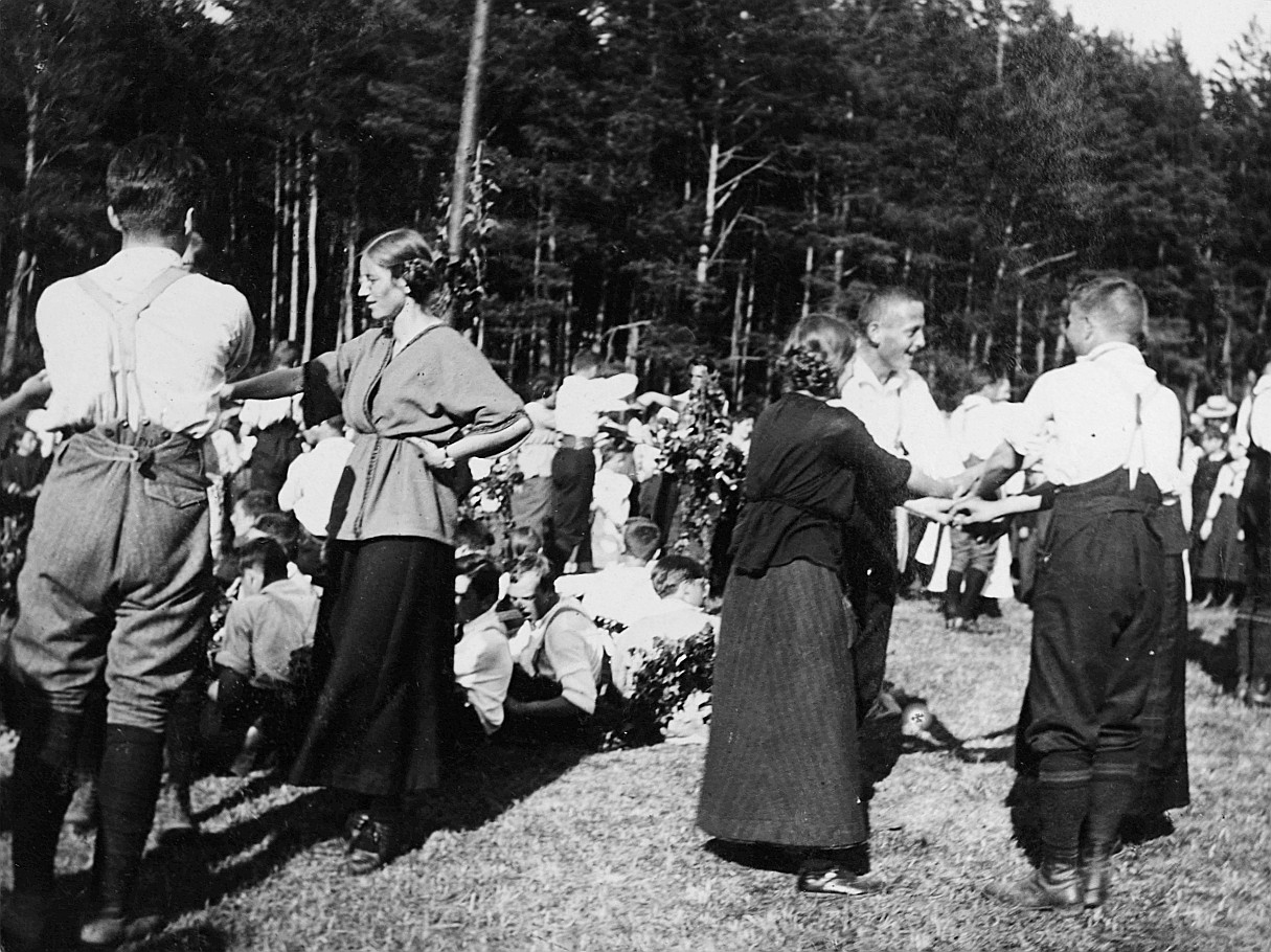 Tanzende Wandervögel bei Steinmaur (Heitliberg) (vermutlich während der Wandervogel-Landsgemeinde) (1915)