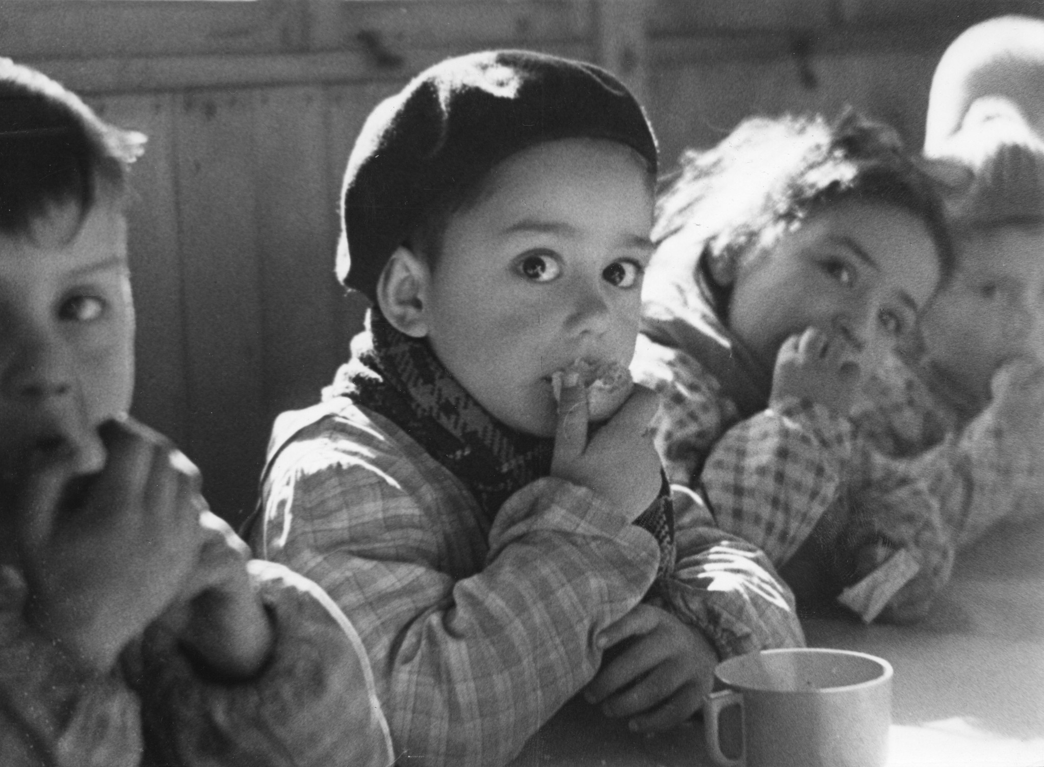 Kinder essend zu Tisch, vermutlich in einem Kinderheim