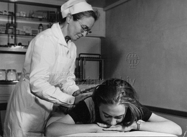"Heimkinder" - Jugendliche wird massiert; um 1960