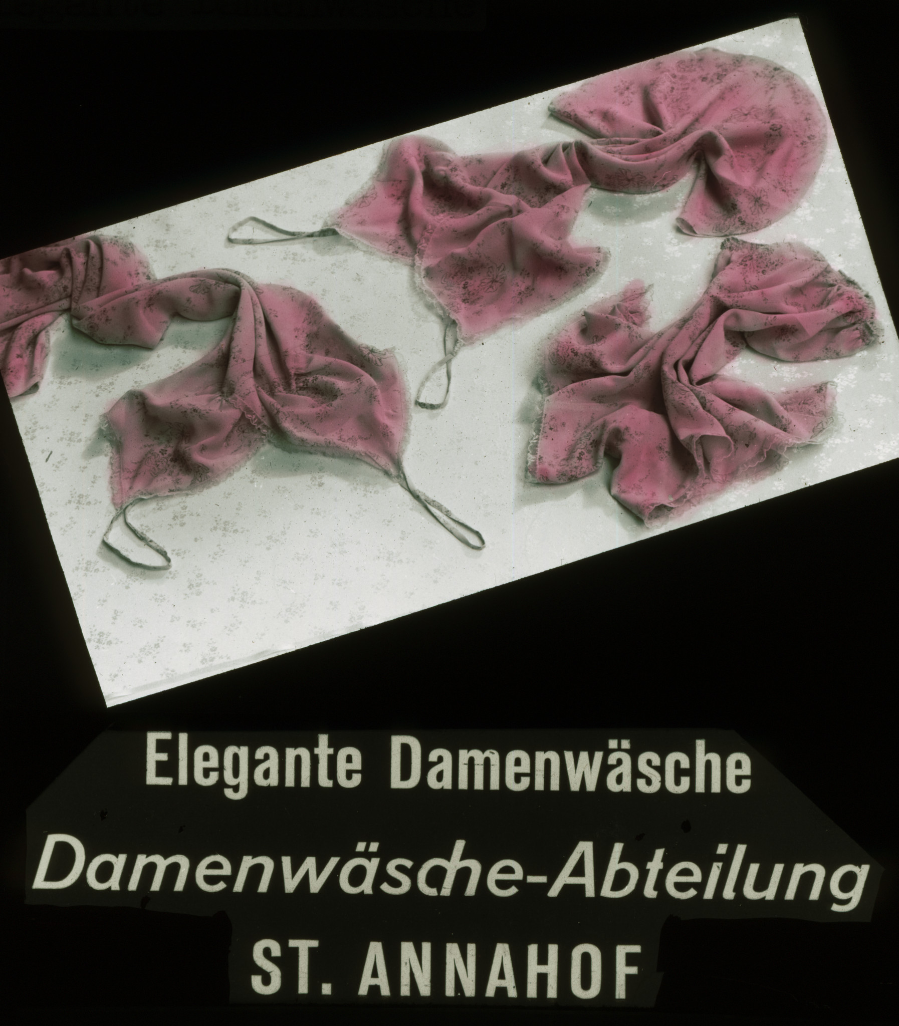 Dia: Damenwäsche, drapiert. dazu Text: "Elegante Damenwäsche / Damenwäsche-Abteilung St. Annahof".