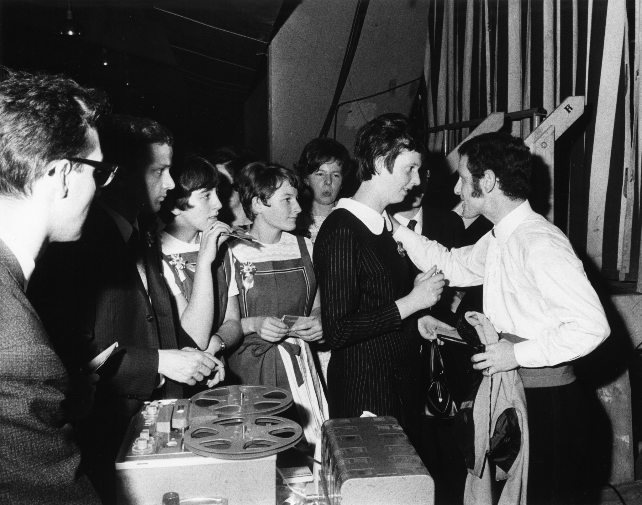 Jubiläum 90 Jahre Lebensmittelverein Zürich 1968: Weibliche Anhänger, Schlagersänger Peter Hinnen (rechts)