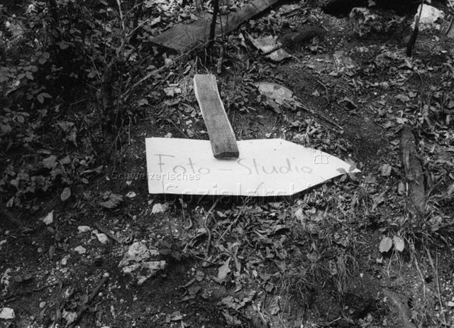 "Robi Olten" - Ein Wegweiser am Boden; 1976