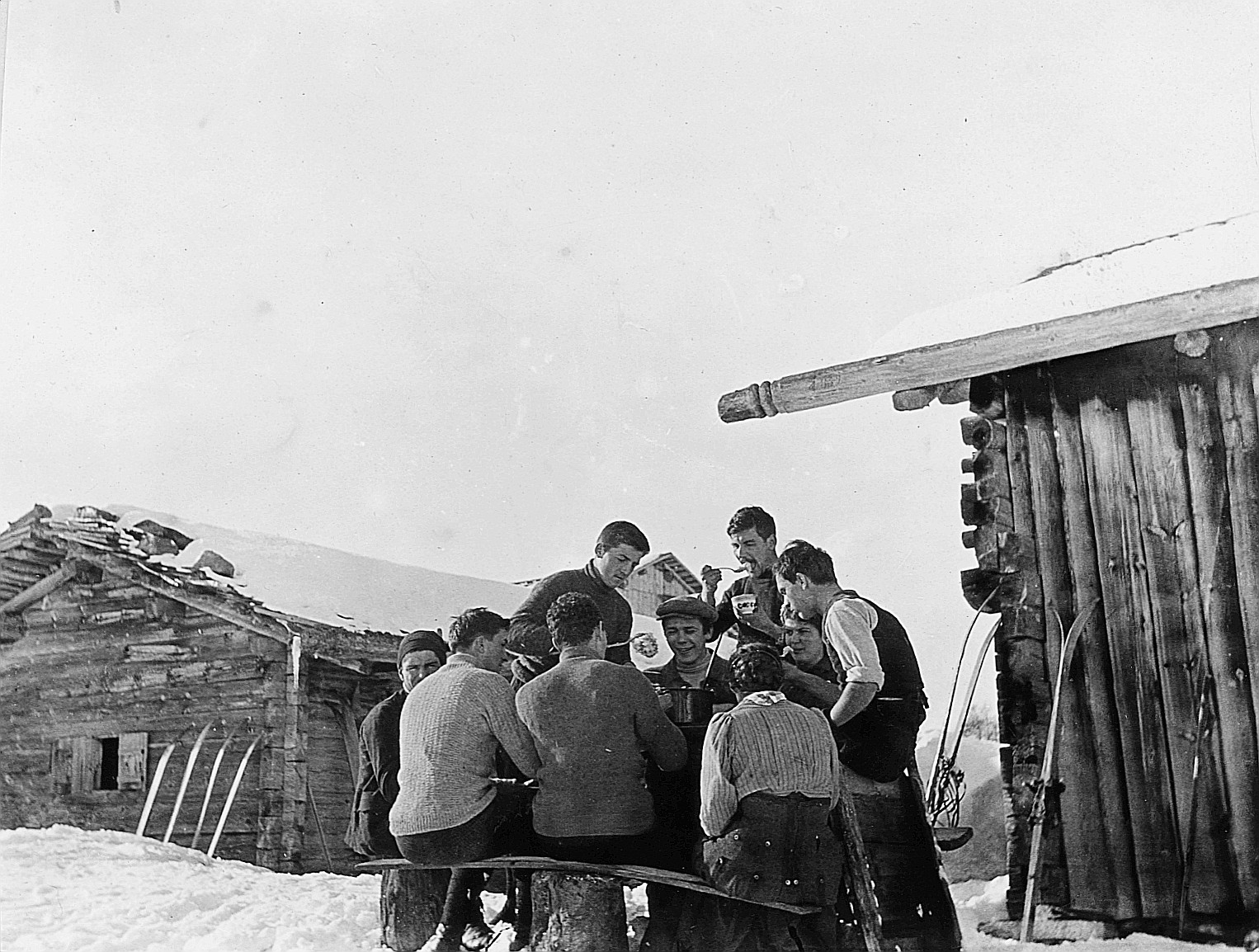 Skilager Feldis: Wandervögel sitzen am Tisch im Freien und schöpfen die Speise (Dezember 1912)