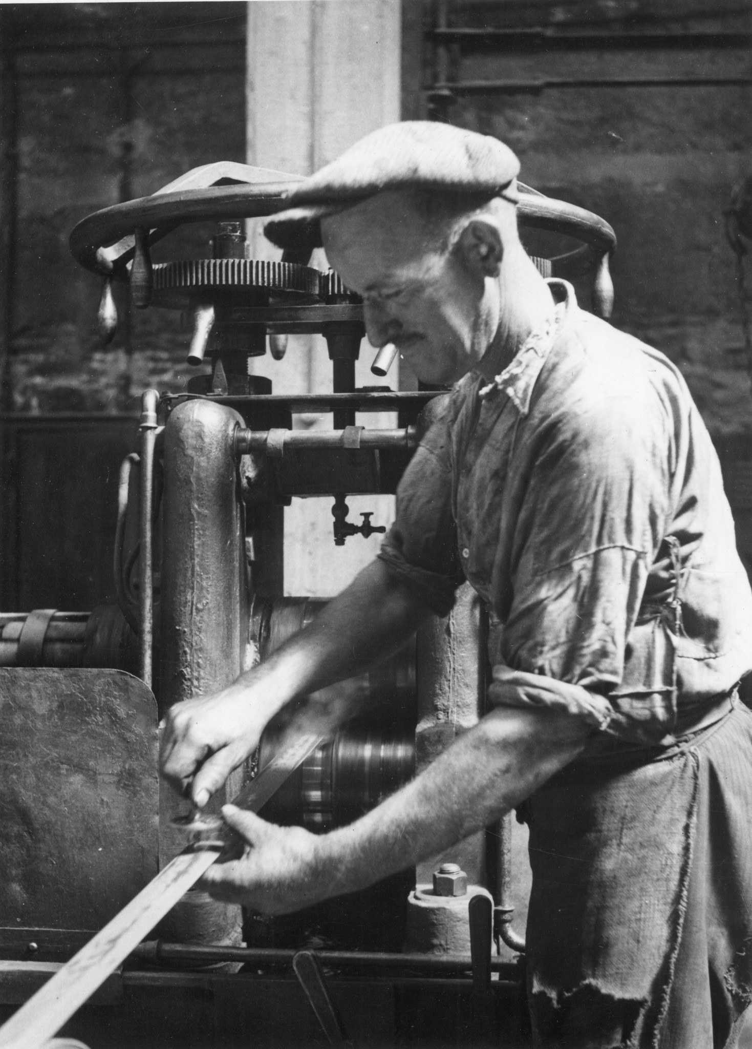 "Lyon 1945. Arbeiter in der Fabrik TESTE."