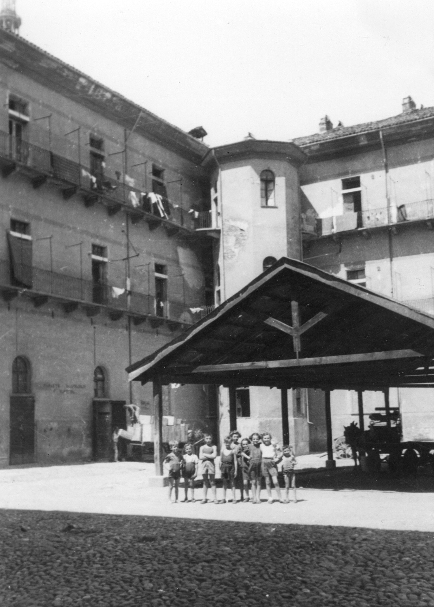 "Torino, Sommer 1946"; Kinder spielen im Innenhof der Kaserne