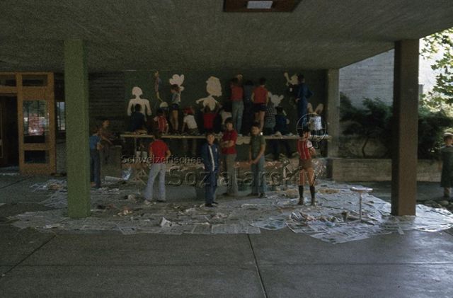 "Spielaktion Lausen" - Kinder bemalen eine Wand; um 1975