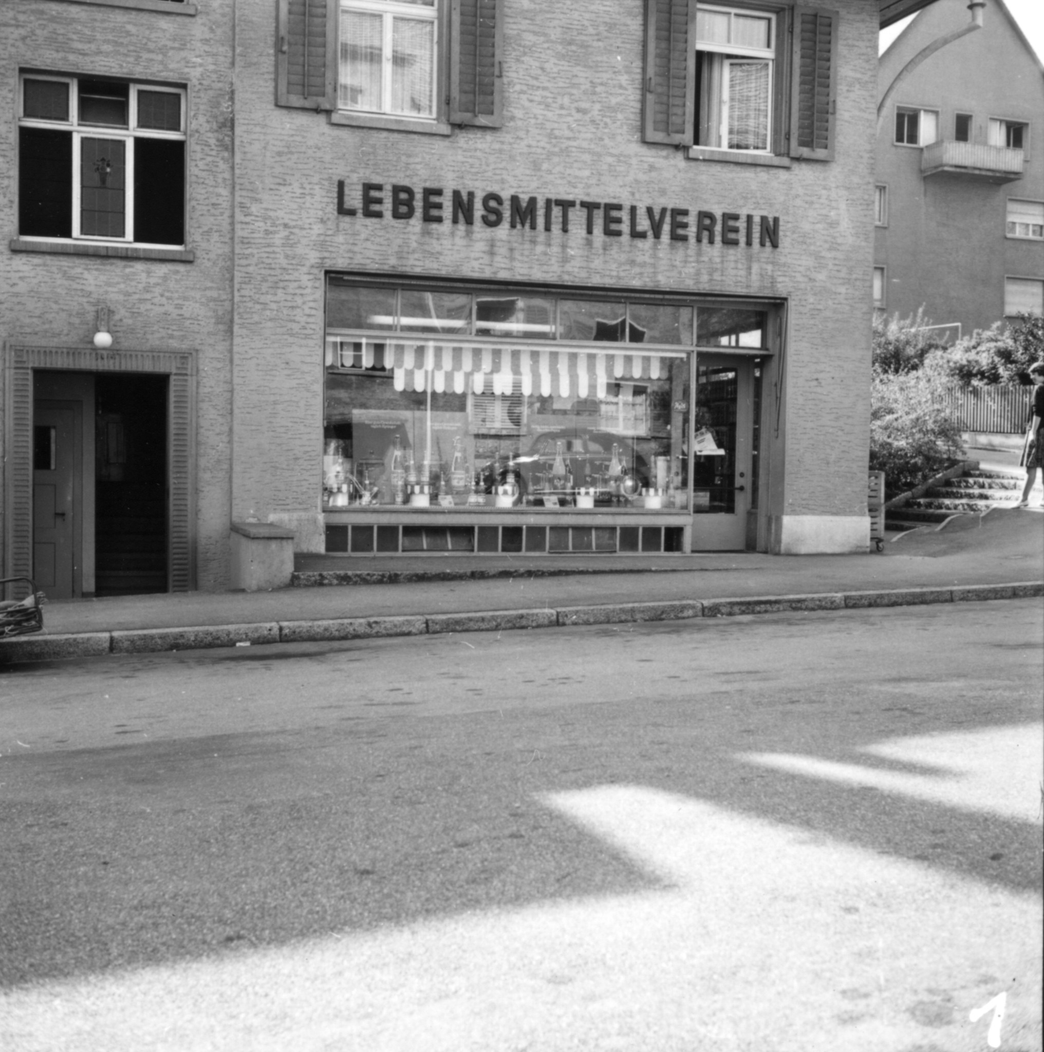 Laden des Lebensmittelvereins Zürich in Küsnacht (Dorfstrasse 18 oder Seestrasse 183): Aussenansicht