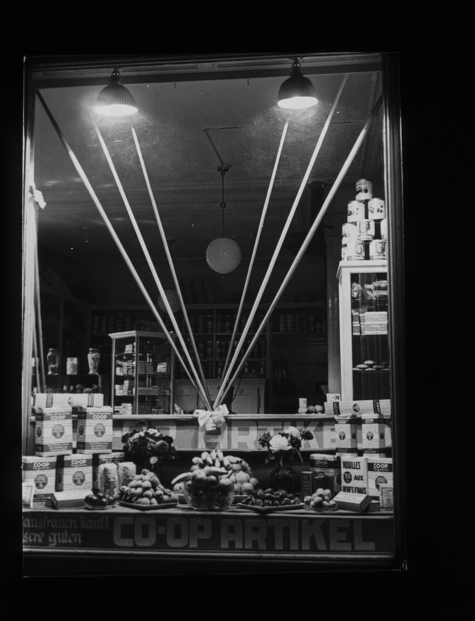 Dia: Schaufenster einer COOP/LVZ-Filiale, vermutlich Waidstrasse 25: "Hausfrauen kauft unsere guten COOP Artikel".