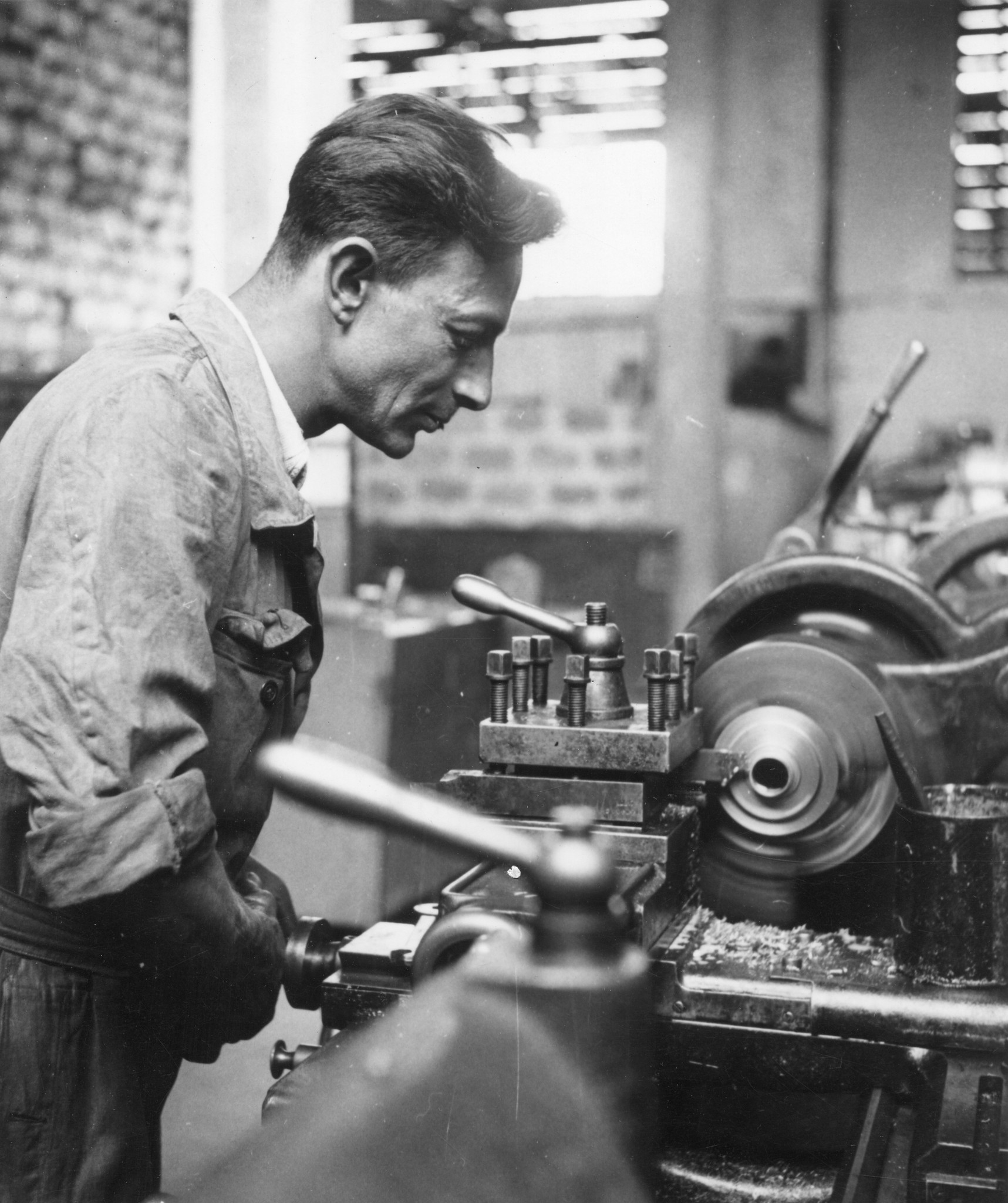 "Lyon 1945. Arbeiter der SIGMA, die in dem Atelier des alten zerbombten Fabrikareals arbeiten."