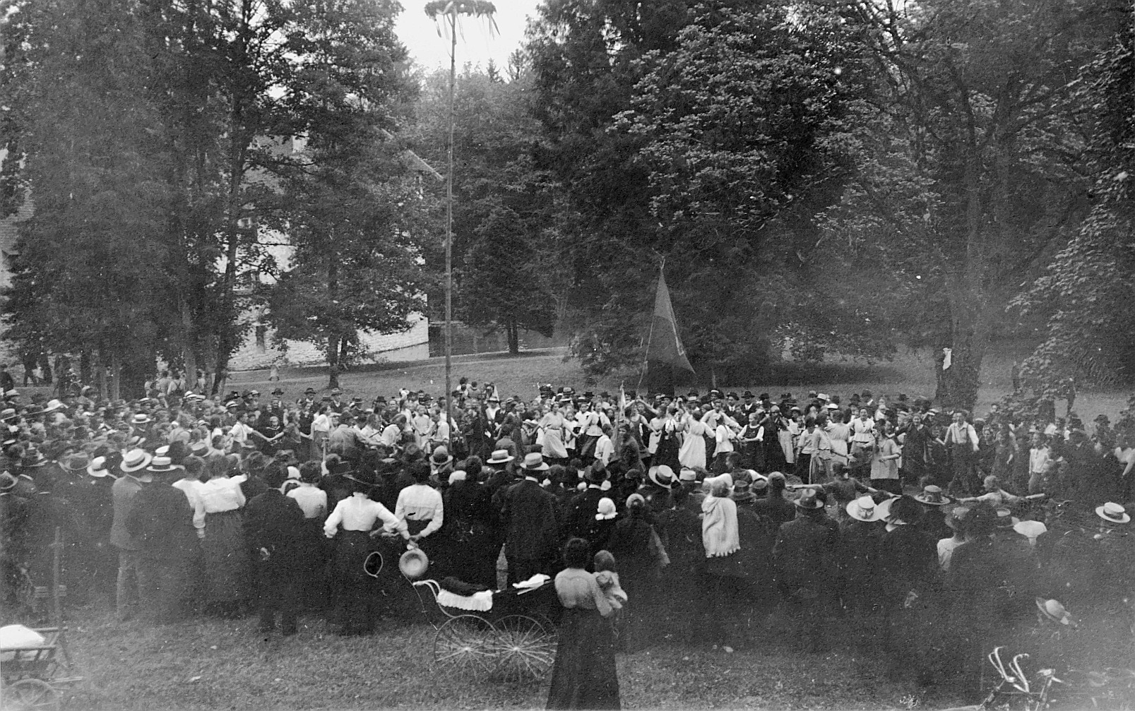 Wandervogel-Landsgemeinde beim Schloss Hallwil - Versammelte Wandervogel (auch Kleinkinder dabei) - Kinderwagen (1920)