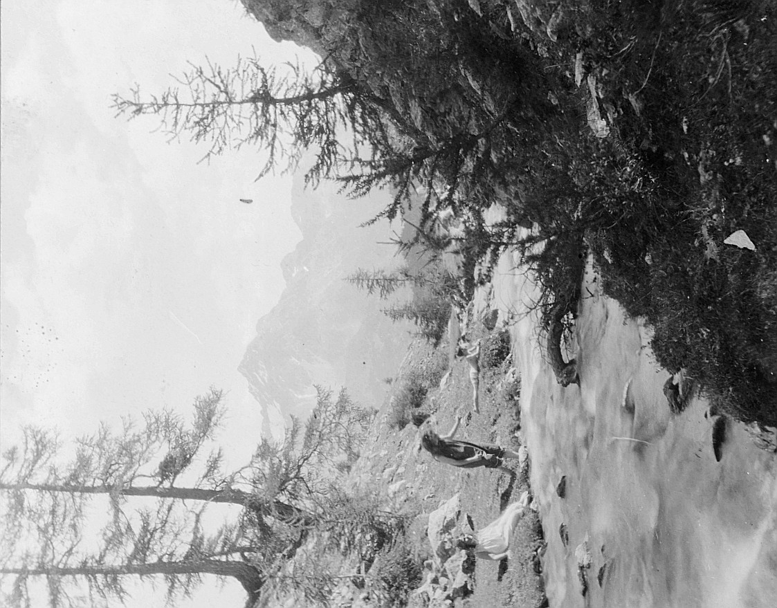 Wandervögel bei einem Bach im Graubünden - Grosse Fahrt von Peter Jud (1909)