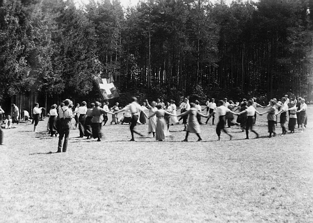 Wandervogel-Landsgemeinde bei Steinmaur (Heitlisberg) - Bild vom Landsgemeindeleben: Tanzen im Kreis auf der Wiese (1915)