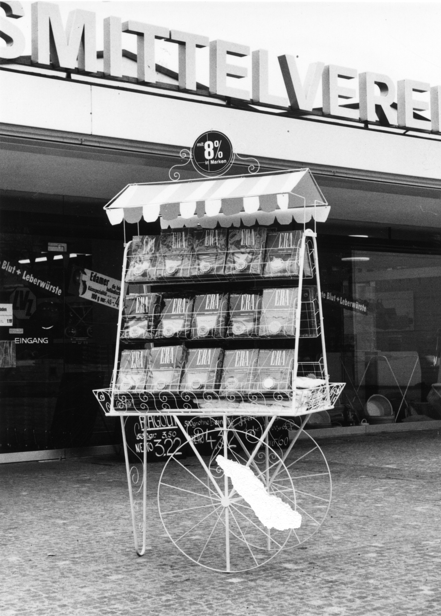 Verkaufsstand vor einem Geschäft des Lebensmittelvereins Zürich