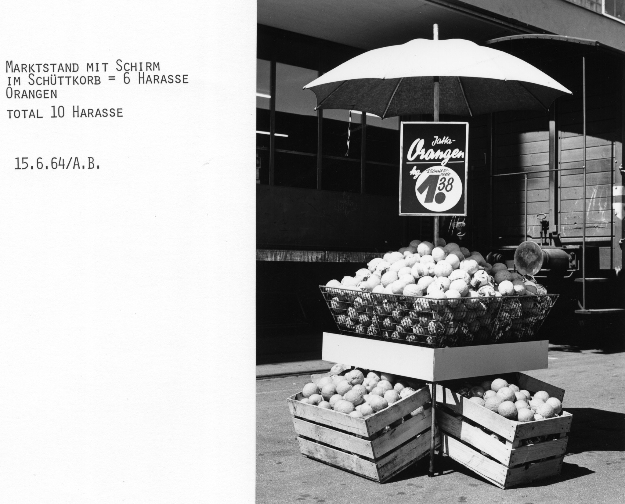 Jaffa Orangen - Marktstand mit Schirm im Schüttkorb: sechs Harassen Orangen (15. Juni 1964)
