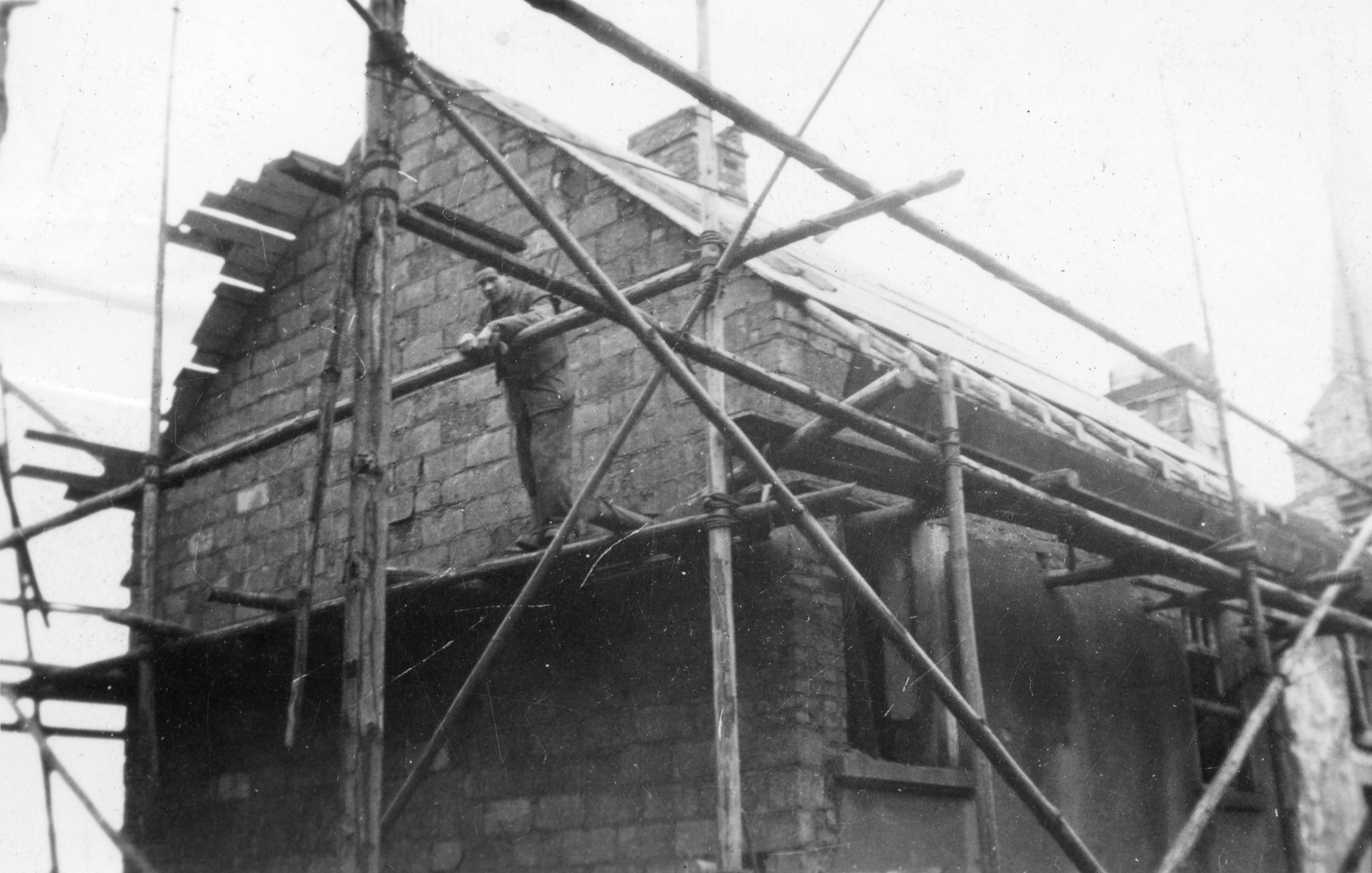 "Luxemburg-Wiltz Aktion 1945, die Schweizer Equipe an der Arbeit"; Männer bauen ein Haus