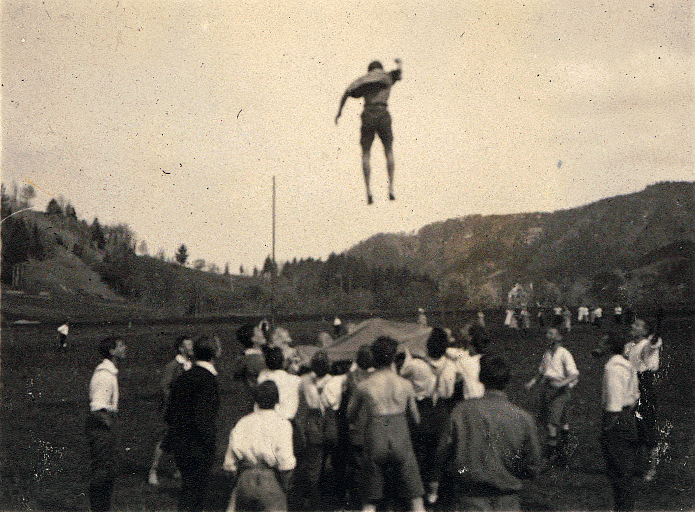 1. Führertag in Fischbach bei Bremgarten (AG): "Prellen": Spiel im Freien: Wandervögel halten ein Tuch: In der Mitte des Tuches ein