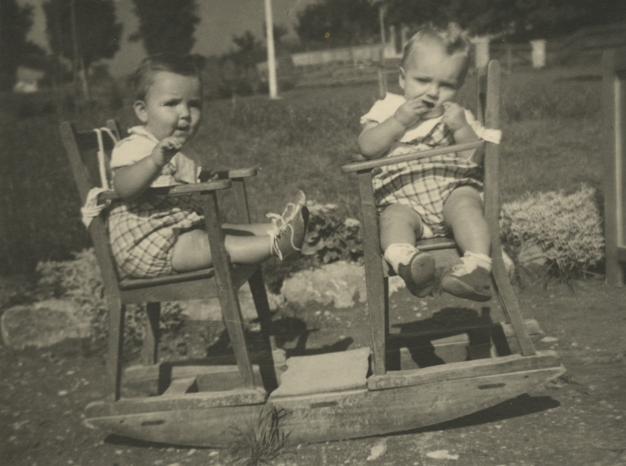"Säuglings- und Kinderheim Schwyzerhüsli, Innsbruck"; zwei Kinder sitzen in Schaukelstühlen