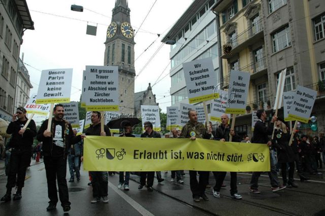 CSD 2007: "Bekenne Dich!" (02.06.2007, Zürich) – Transparent: "Erlaubt ist, was nicht stört.", diverse Schilder mit diesem Untertitel und Überschriften wie: "Unsere Partys kennen keine Gewalt.", "Mit grosser Trauer nehmen wir Abschied vom Zürcher Nachtleben.", "Wir Schwulen brauchen keine Super Nanny.", "Die Polizei, mein Freund und Helfer?", "Berlin darf vöglen, Zürich nicht.", "Wir sind homosexuell, nicht enthaltsam." usw.