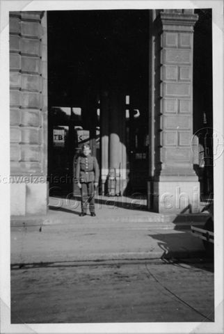 Album Alfred Brauchli, Teil 1/3: 699 Tage Aktivdienst 1939-1945 als Sanitätssoldat bei der Sanitätskompanie I/​7, Thurgau:Soldat in Uniform vor einem Bahnhof