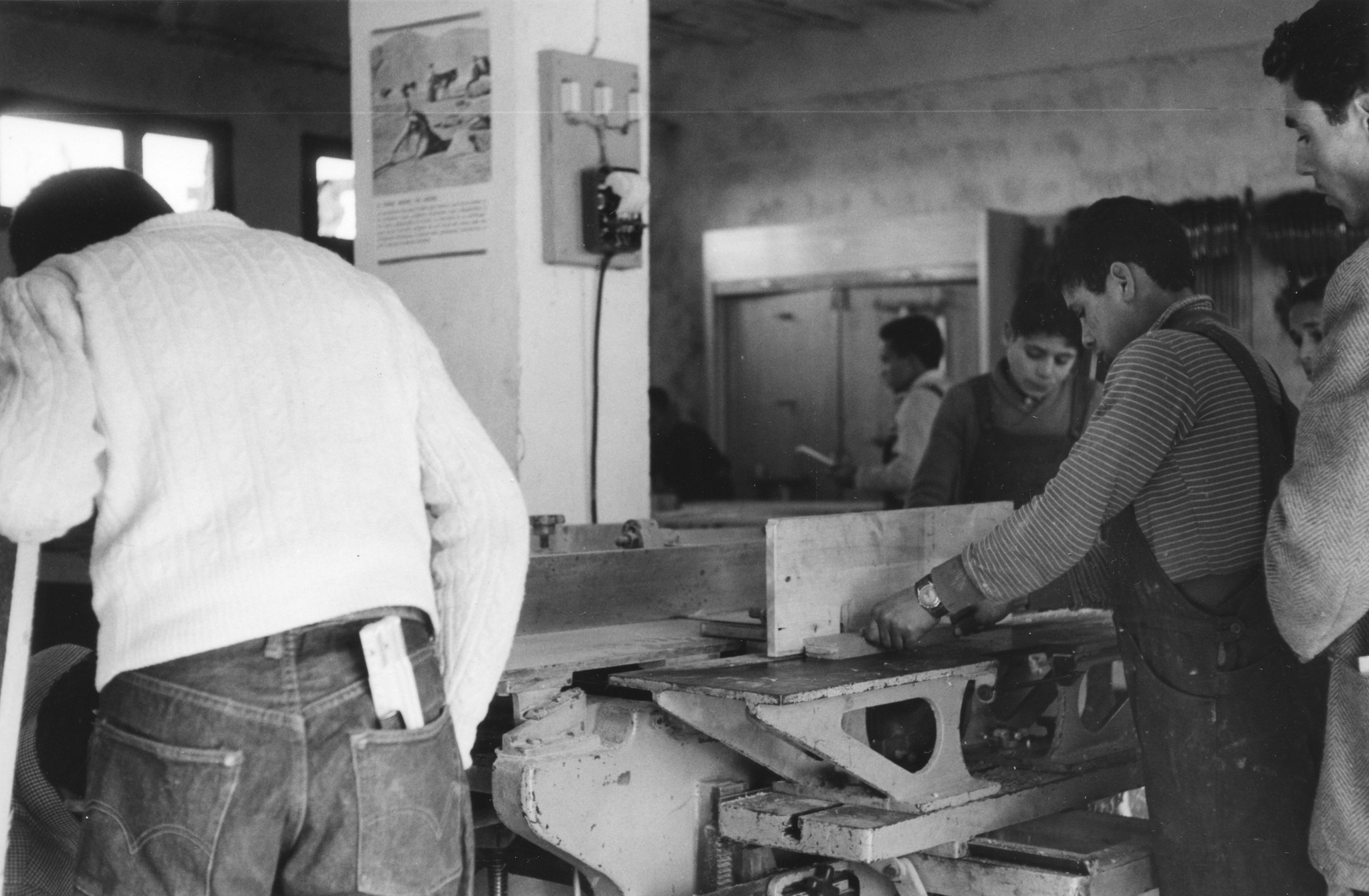 "Schweiz. Arbeiter-Hilfswerk: Berufsbildungszentrum "Aissat Idir" in La Marsa (Tunis): In der Schreiner-Werkstätte"; Knaben arbeiten unter Anleitung