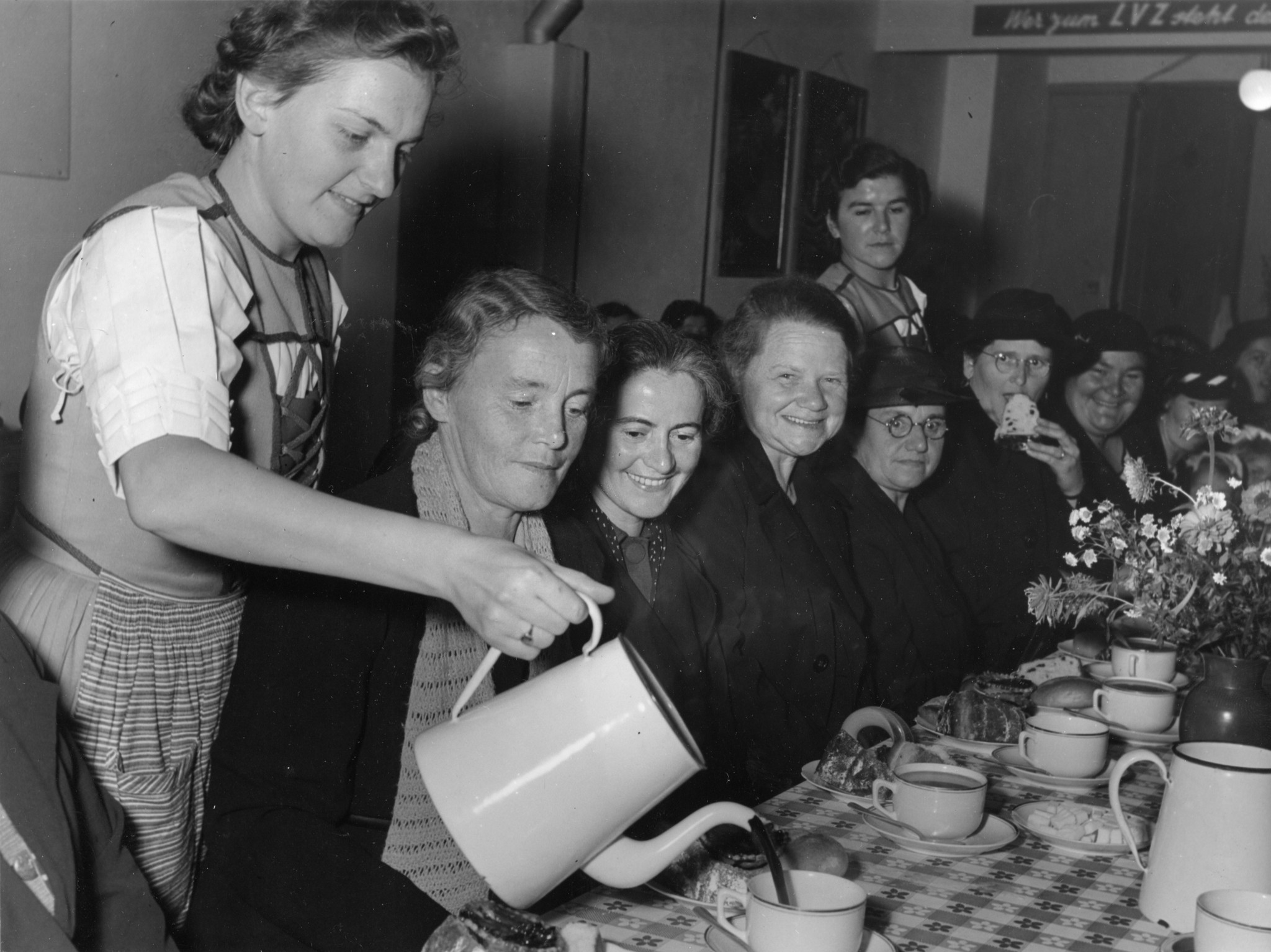 Betriebsbesichtigung des Lebensmittelvereins Zürich: Eine Angestellte serviert bei der Verköstigung Tee oder Kaffee