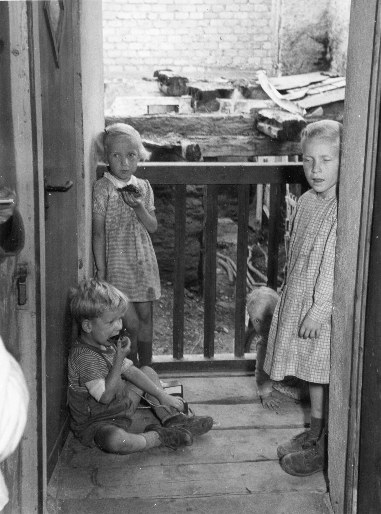 "Gegenüber den Ruinen spielen nun wieder die Kinder. Sie ahnen nicht, in welche Sorgen das Brandunglück die Eltern gestürzt hat."