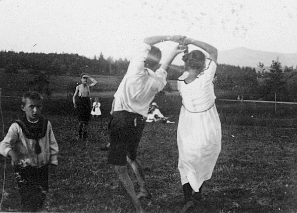 Wandervogel-Landsgemeinde in Hombrechtikon - Zwei Wandervögel (junger Mann und junge Frau) tanzen auf der Wiese (1919)