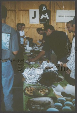 Aktion der HAZ: "Rainbow-Wolke of Love" im Vorfeld der kantonalen Abstimmung zum Partnerschaftsgesetz (08.09.2002) – Buffet<br>