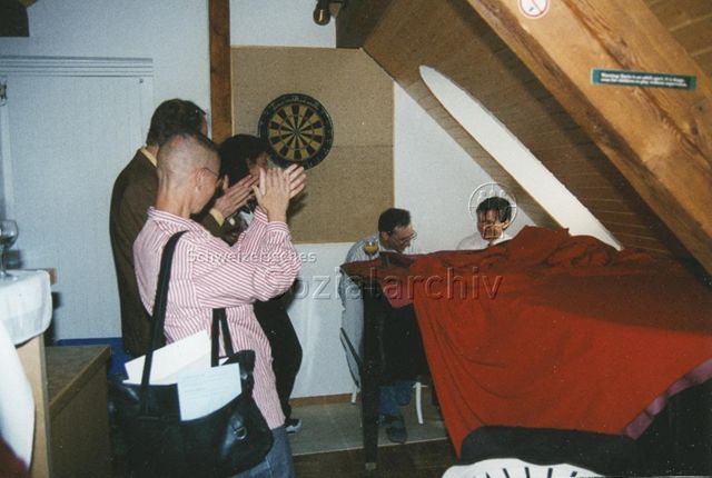 "Tag der offenen Tür im Zentralsekretariat" - Zwei Männer beim Flügelspielen, beklatscht von Zuhörenden; 25.09.1997