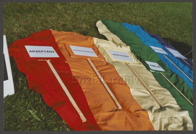 Aktion der HAZ: "Rainbow-Wolke of Love" im Vorfeld der kantonalen Abstimmung zum Partnerschaftsgesetz (08.09.2002) – Regenbogenherz mit für die Farben zugeschriebene Bedeutungen: Akzeptanz (rot), Eigenverantwortung (orange), Gerechtigkeit (gelb), Familie (grün), Respekt (blau), Rechtssicherheit (lila)<br>