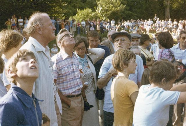 Bosco della Bella, Feriendorf für kinderreiche Familien - 1. August-Feier, 2. v.l. ist Willi Ritschard; 01.08.1977