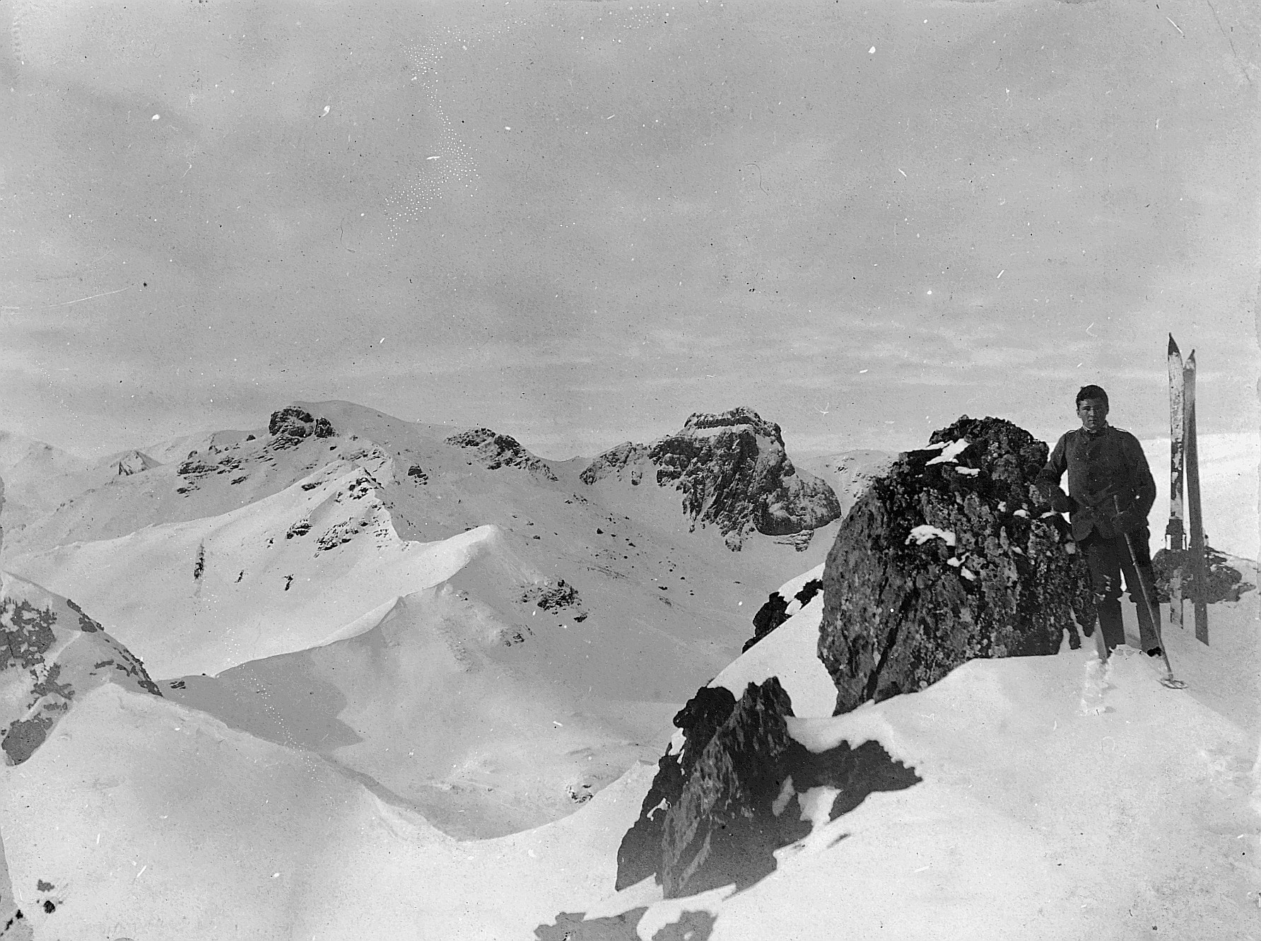 Skifahrender Wandervogel auf einem Alpengipfel während eines Skitours (1912)