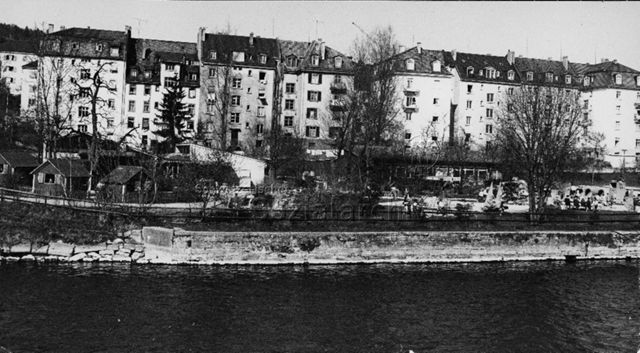 "Wipkingen" - Ansicht der Freizeitanlage von der gegenüberliegenden Seite der Limmat; um 1965