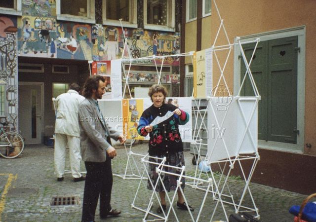 Subito-Stand - Zwei Männer und eine Frau beim Auf- oder Abbau des Infostands; 2000