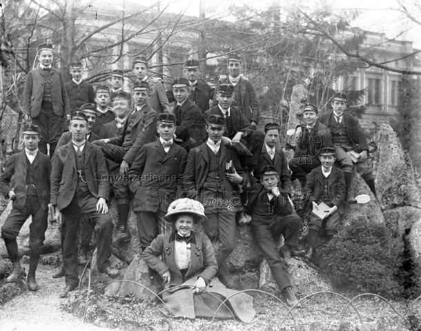 Junge Frau, vermutlich mit einer Gruppe Kadetten, um 1920
