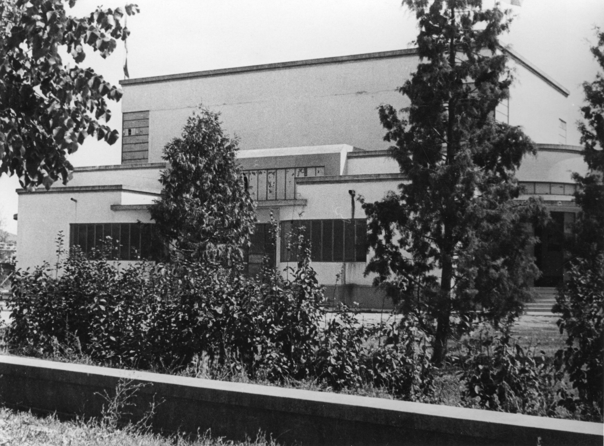 "Molinella. Sportzentrum, erbaut aus den Fonds der Genossenschaft"; Aussenansicht des Gebäudes