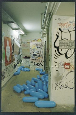 Ausstellungsansicht mit Ballonen vor Toilette