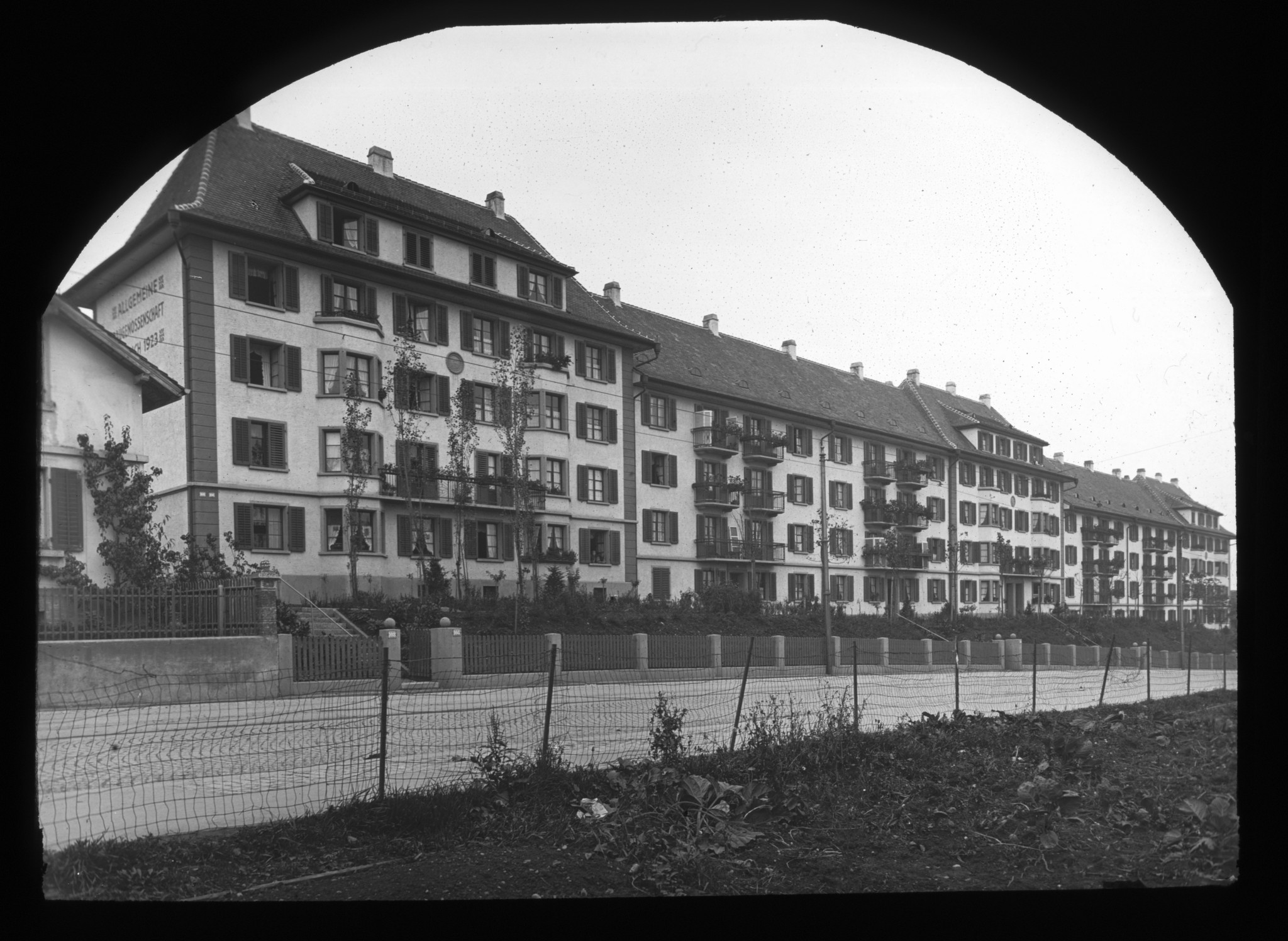 Dia: Häuserzeile in Zürich, am Haus steht wohl Allgemeine Baugenossenschaft Zürich - Aussenansicht.