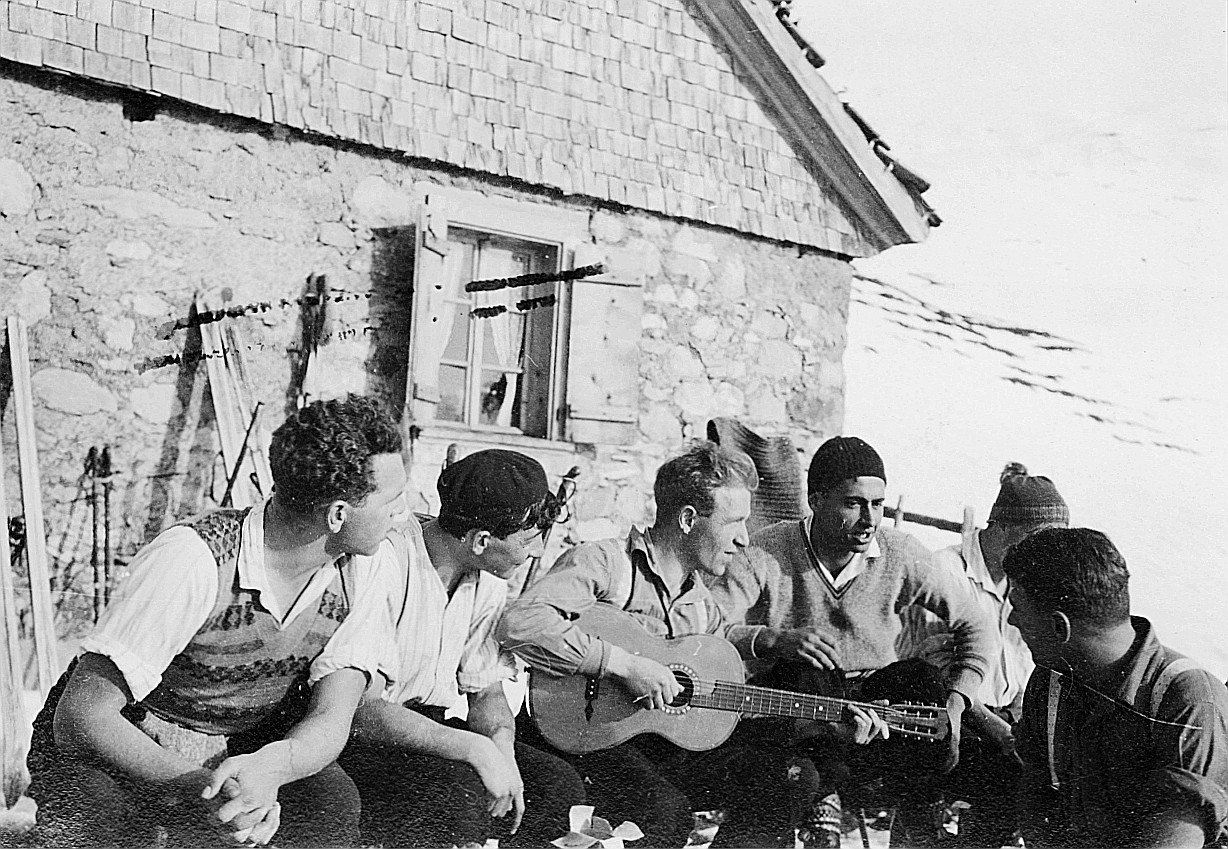 Damals in unserer Hütte (Holzegg) - Wandervogel Gitarre spielend und andere Wandervögel mitsingend (vermutlich) (1932)