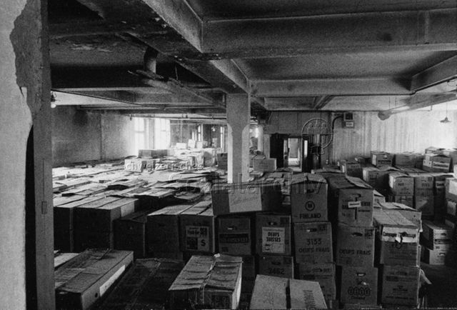 Bibliothek - Keller mit Kisten voller Bücher; um 1965