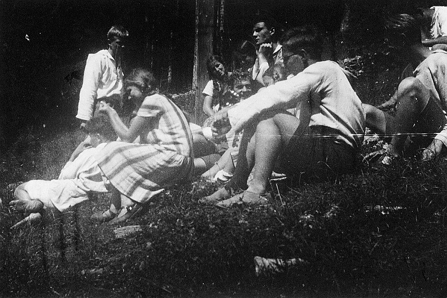 Wandervogel-Führerlager Egschi im Safiental: Wandervögel sitzen auf der Wiese, vielleicht in der Nähe eines Waldes (1926)