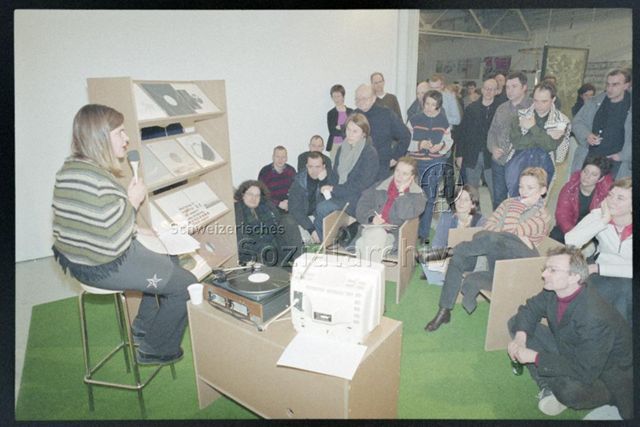 Vinyl-Video-Vorführung, im Publikum u.a. von links: Patric Schatzmann, Simon Maurer, Brita Polzer, Sabian Baumann, Rachel Mader, Justin Hoffmann, Peter Spillmann, Lisa Schiess