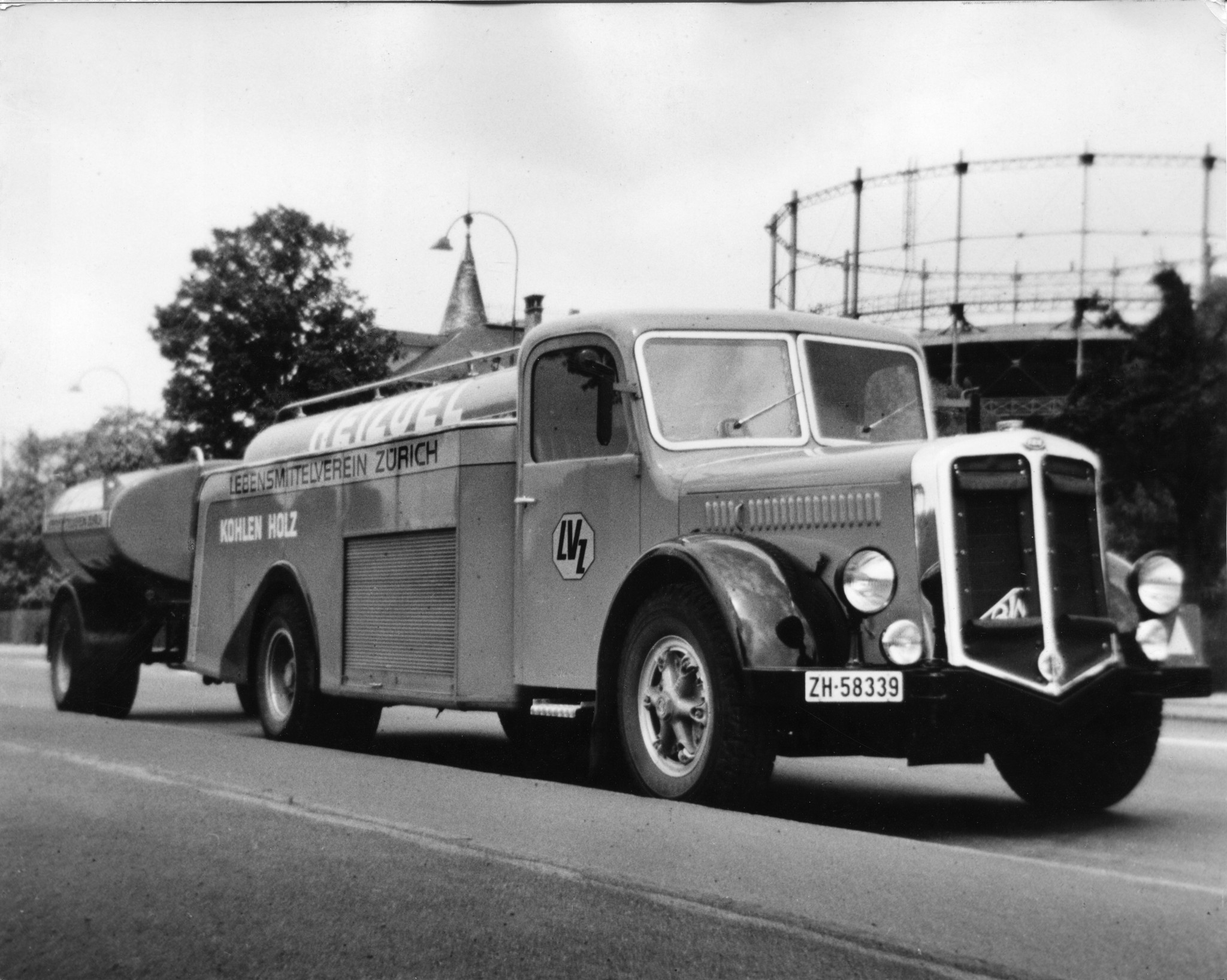Brennstoff-Lieferfahrzeug des Lebensmittelvereins Zürich (ca. 1950er Jahre; vor dem Gaswerk in Schlieren?)