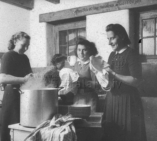 Jugendherberge Rotschuo, Gersau - Frau und Jugendliche beim Abwasch; um 1955