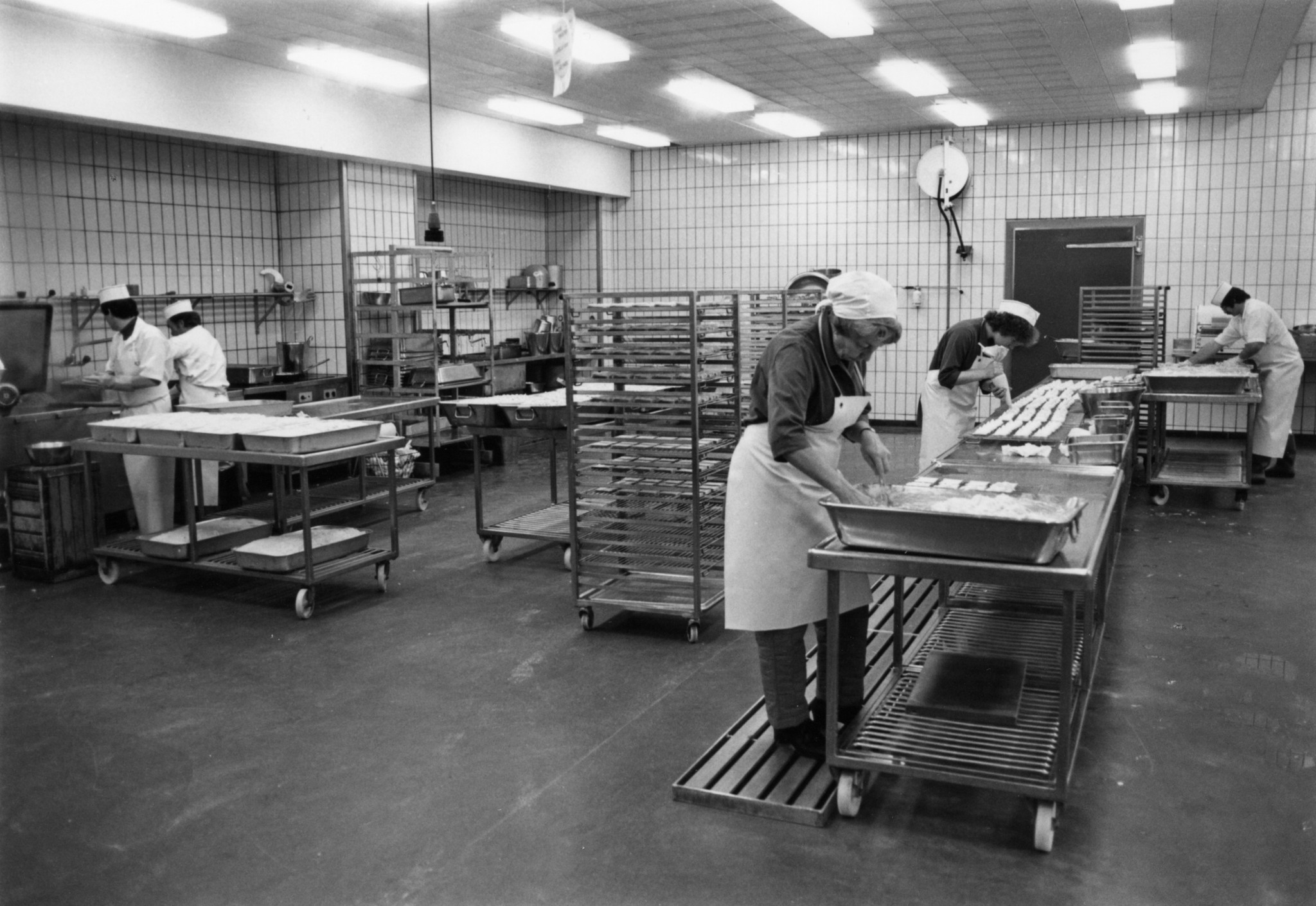 Frauen bei der Arbeit in einer Grossbäckerei