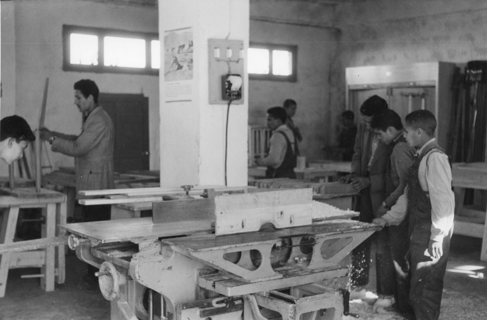 "Schweiz. Arbeiter-Hilfswerk: Berufsbildungszentrum "Aissat Idir" in La Marsa (Tunis): In der Schreiner-Werkstätte"; Knaben arbeiten unter Anleitung
