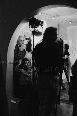 "Aktion 'Kinder besuchen ihre Eltern am Arbeitsplatz' - Aufnahmen in der 3. Primarschulklasse in Davos für die 'mitenand'-Sendung vom 03.11.1996 im SF DRS" - Kamerateam und Familie Zuhause; 1996
